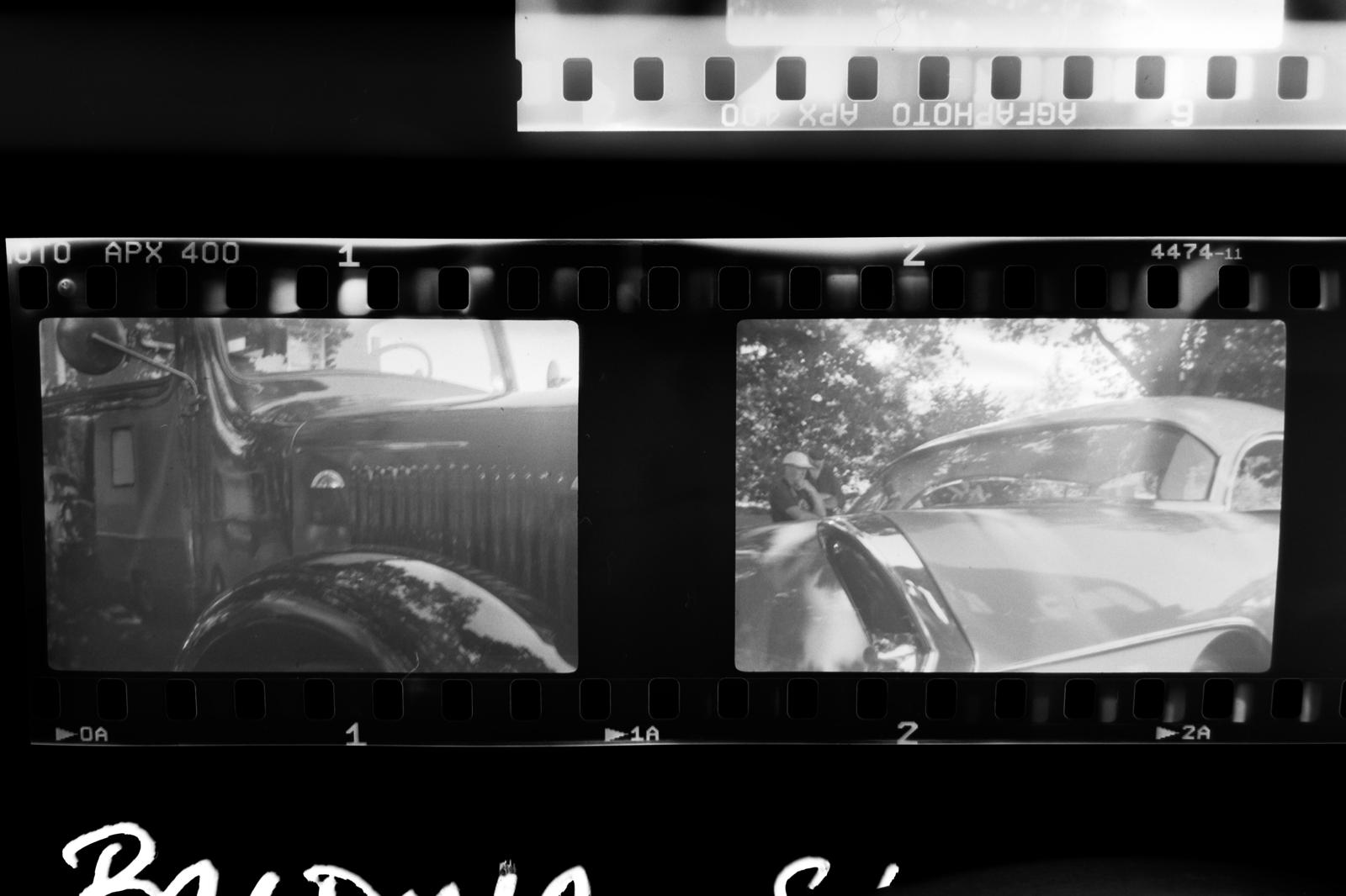 Filmstreifen mit zwei Oldtimer-Aufnahmen aus der Baldina