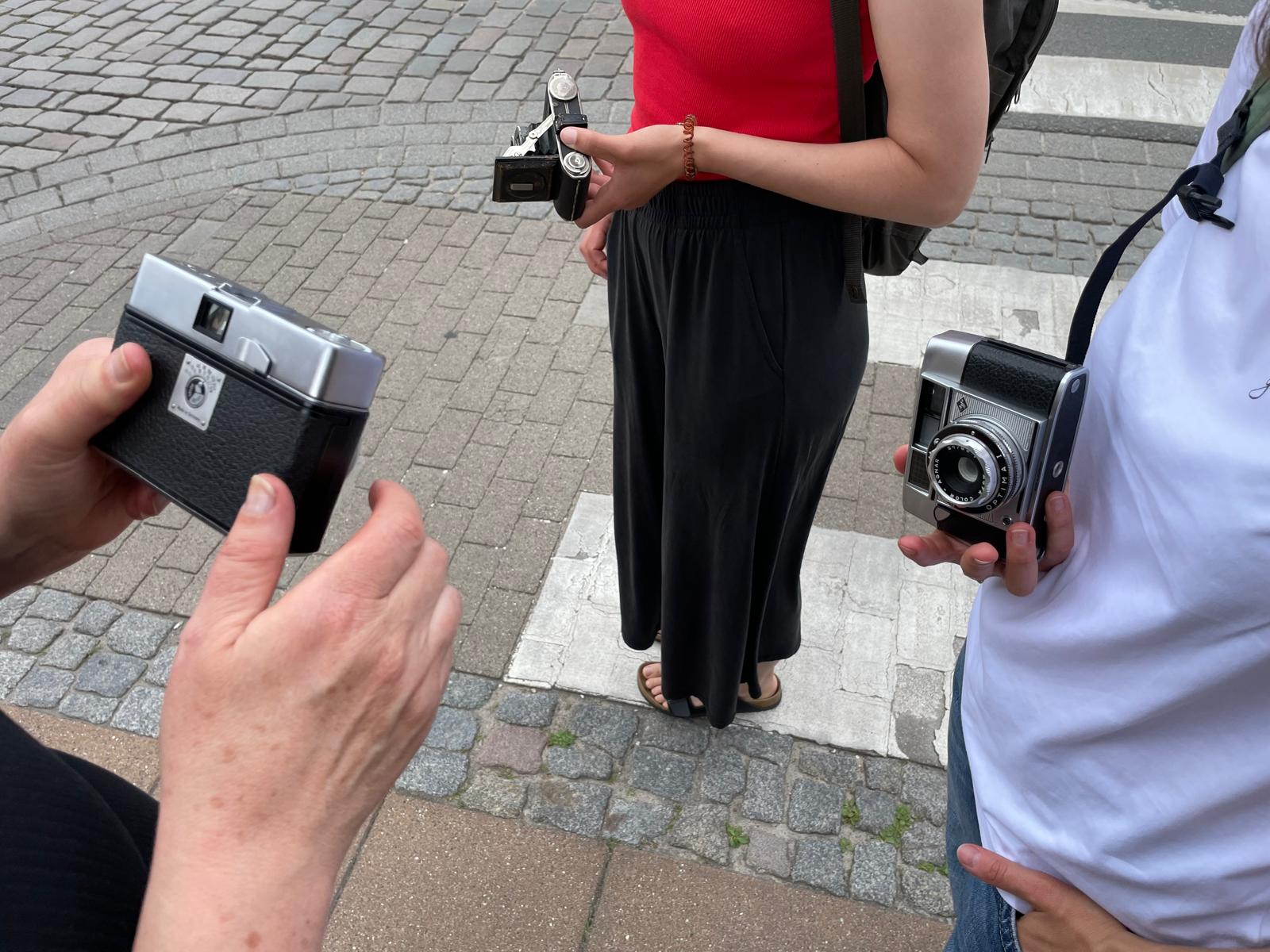 Mehrere analoge Kameras während eines Firmenausflugs in Lüneburg