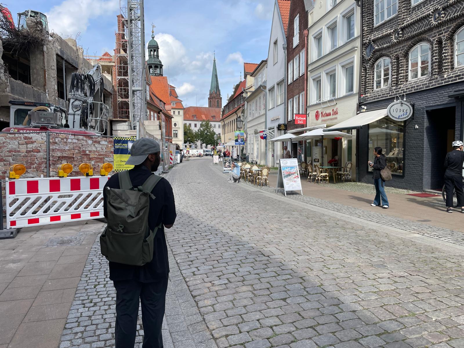 Teilnehmende mit Kameras beim NTFN-Fotowalk in einer Lüneburger Straße