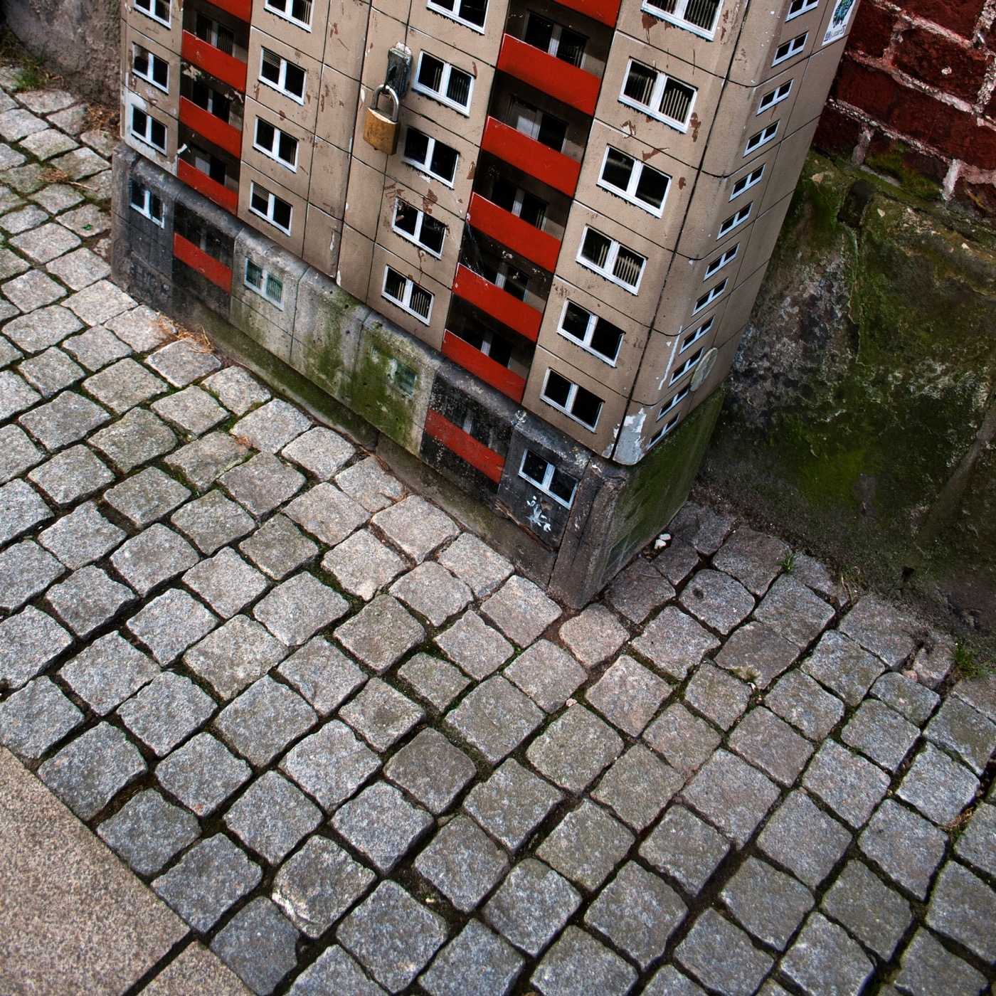 Architekturdetail mit Pflaster und Perspektive