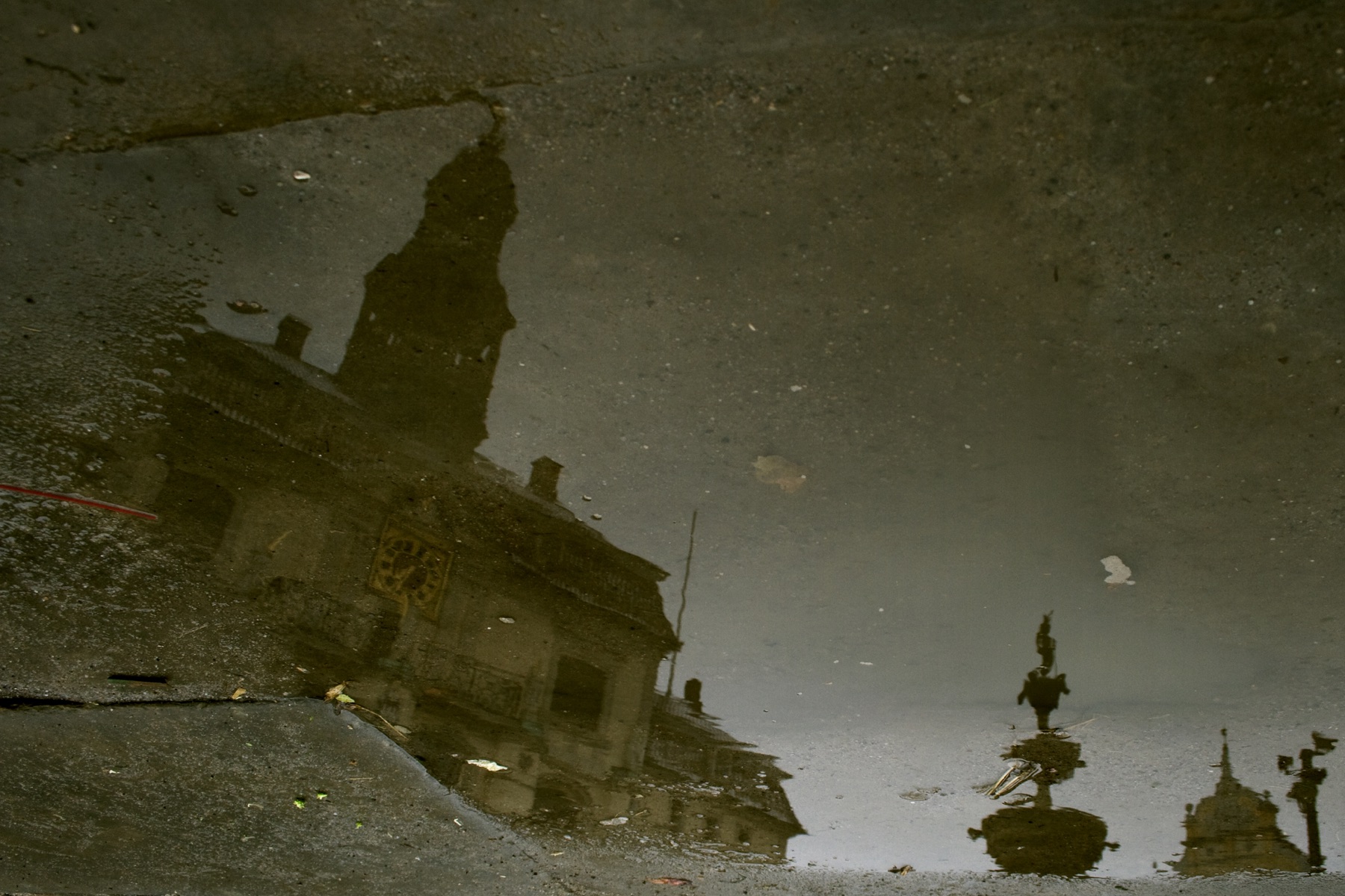 Reflexion mit Licht und Wasserstruktur