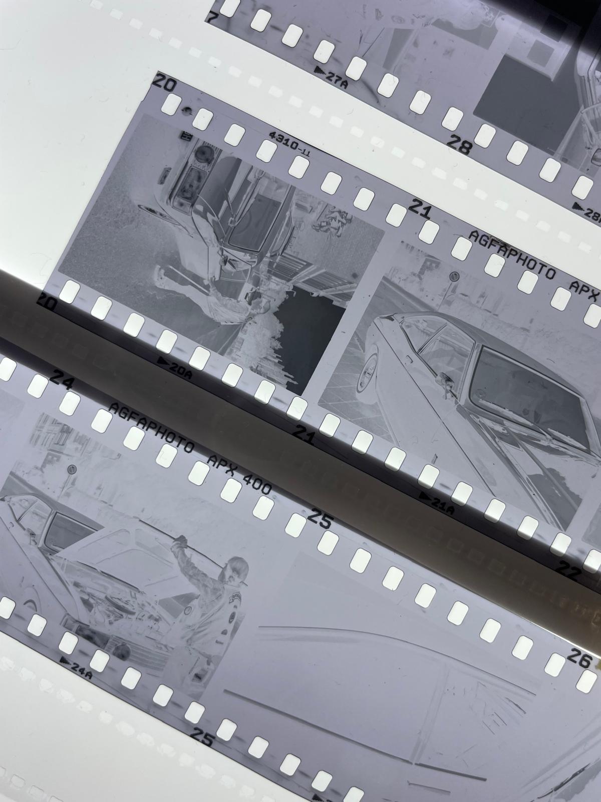 Mehrere überlappende Filmnegative mit sichtbaren Bildfeldern und Randnummern