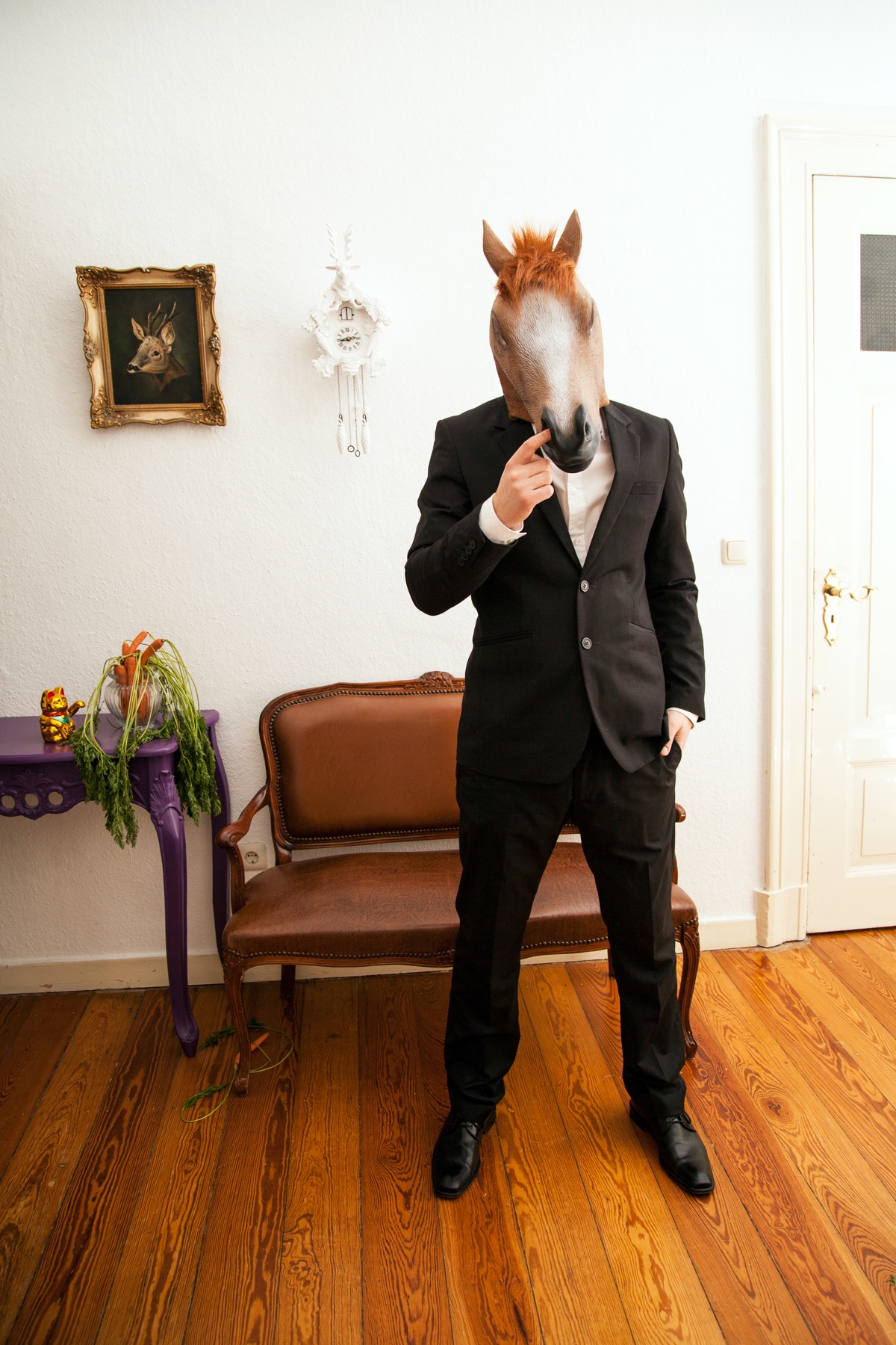 Laurentiu Mielke mit Pferdemaske im LP12inch Kontext