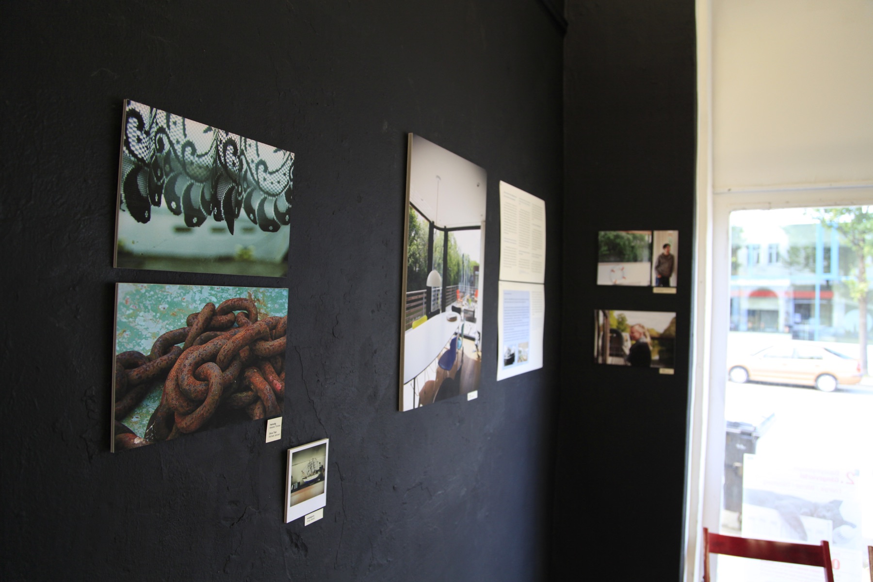 Fotoausstellung mit Besuchern